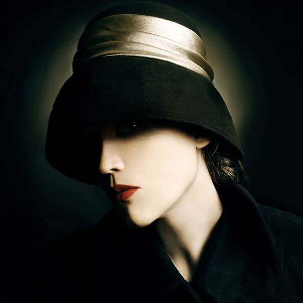 Vintage portrait rétro femme en chapeau noir — Photo