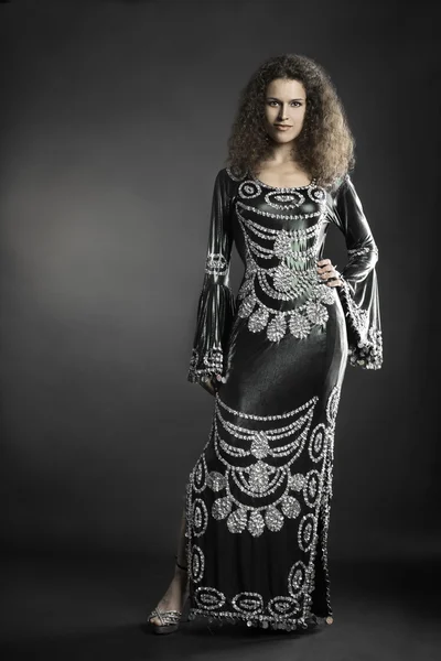 Модная женщина в элегантном платье — стоковое фото