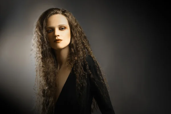 巻き毛の女性ファッションの肖像画 — ストック写真