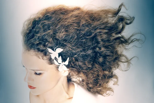 Cabello rizado mujer elegante peinado —  Fotos de Stock