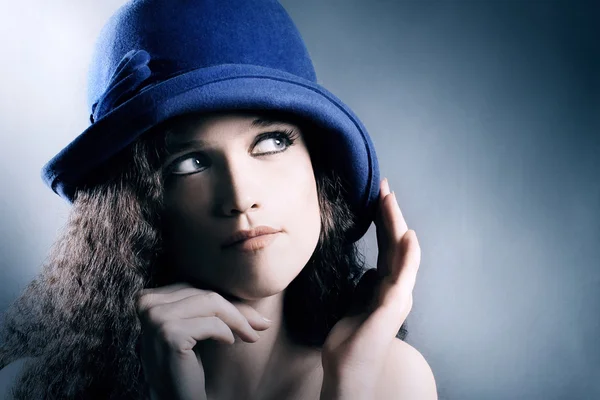 Mujer retrato de moda en sombrero elegante — Foto de Stock