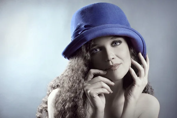 Retrato de moda mujer joven en sombrero — Foto de Stock