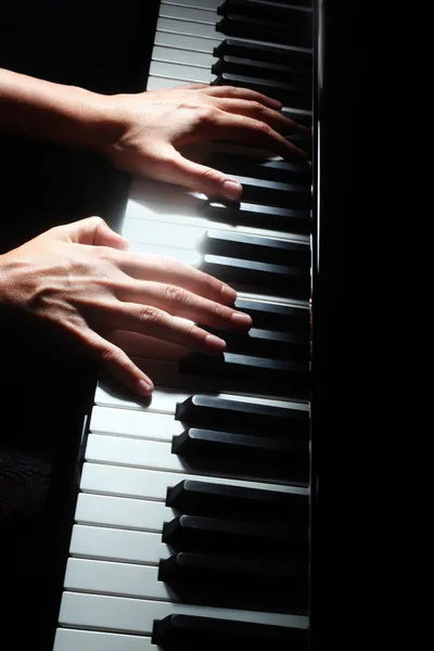 Teclas de piano teclado mãos pianistas — Fotografia de Stock