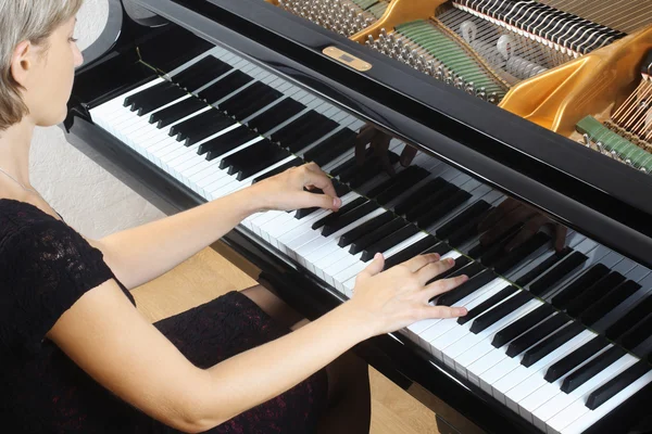 Pianoforte che suona il pianista . — Foto Stock