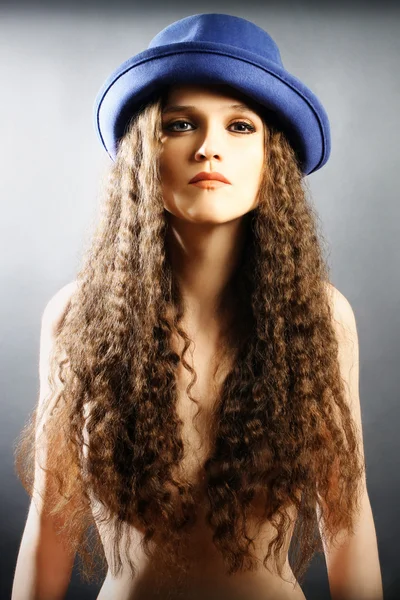 Модная женщина в элегантной шляпе . — стоковое фото