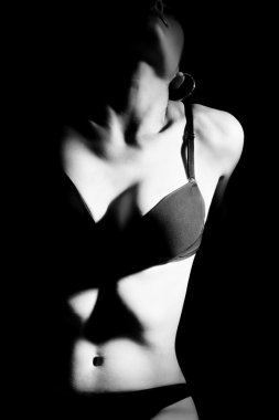 Siyah iç çamaşırlı seksi kadın vücudu