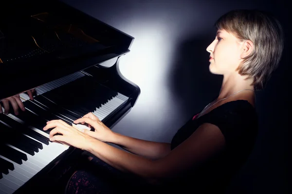 Piano tocando pianista. Mulher com piano grande — Fotografia de Stock