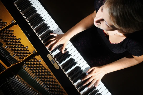 Piano tocando pianista —  Fotos de Stock