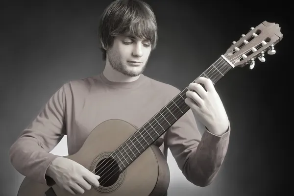 Guitarrista acústico tocando —  Fotos de Stock