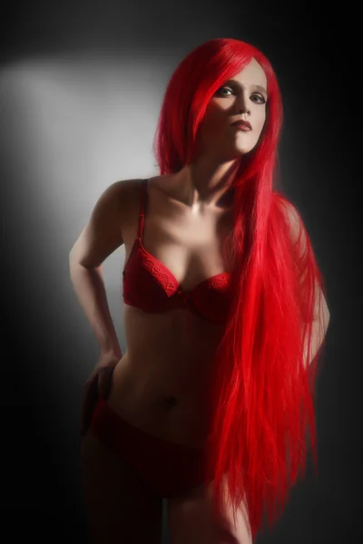 Mujer sexy en lencería roja — Foto de Stock