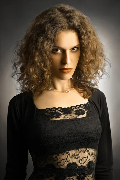 Mode portret krullend vrouw brunette — Stockfoto