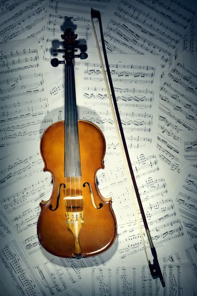 Note di violino. Strumenti musicali con spartito musicale — Foto Stock