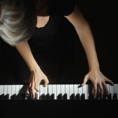 piyanist elleri oynarken piyano tuşları