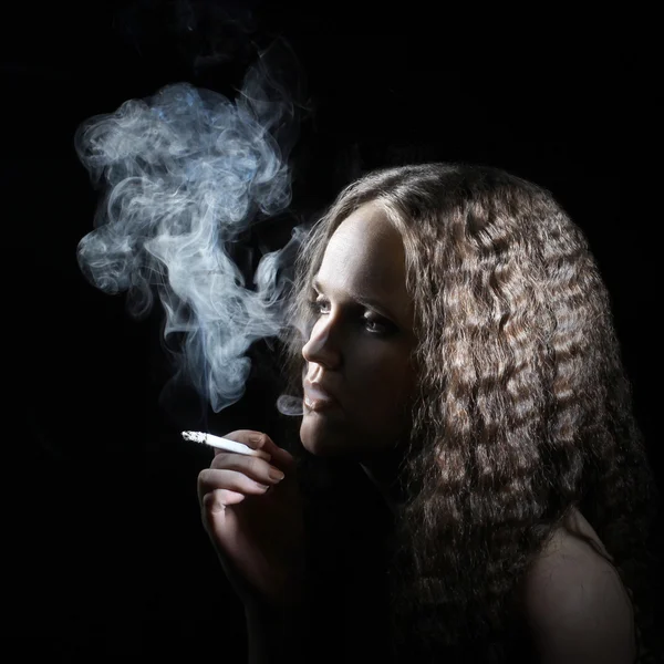Mulher fumante com cigarro — Fotografia de Stock