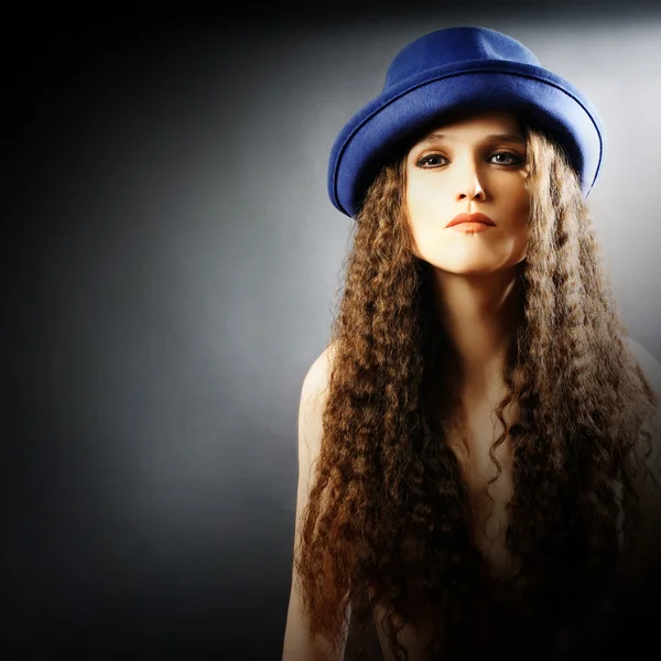 Mujer de moda en retrato de sombrero elegante — Foto de Stock