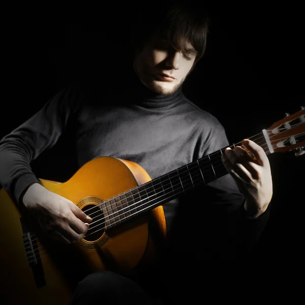 Ακουστική κιθάρα κιθαρίστας παίζει — Φωτογραφία Αρχείου