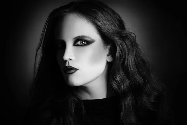 Portret moda gotycka kobieta w czerni i bieli — Zdjęcie stockowe