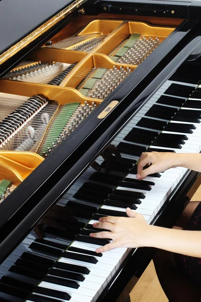 Teclas de piano Grand con las manos — Foto de Stock