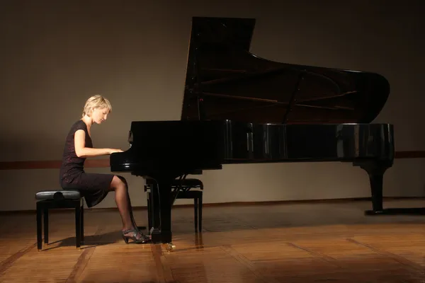 Pianista de piano de cola tocando concierto — Foto de Stock