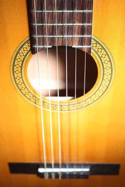Ακουστική κιθάρα χορδές λεπτομέρειες. — Φωτογραφία Αρχείου