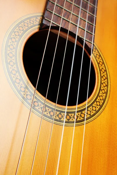 Podrobnosti o struny akustická kytara — Stock fotografie