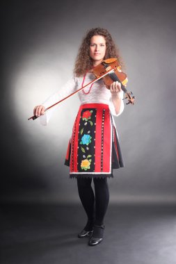 müzik performans ile keman Bulgarca kostüm