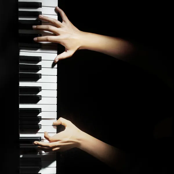 Piano pianiste mains jouant — Photo