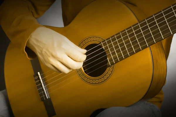 Ακουστική κιθάρα παίζει λεπτομέρειες — Φωτογραφία Αρχείου