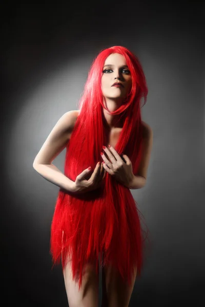 Mulher sexy em peruca cabelo vermelho — Fotografia de Stock