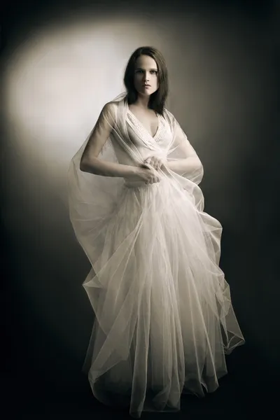 Beyaz elbiseli kadın. — Stok fotoğraf