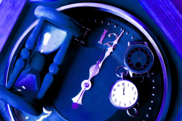 Nyåret dekoration med klocka klocka timglas — Stockfoto