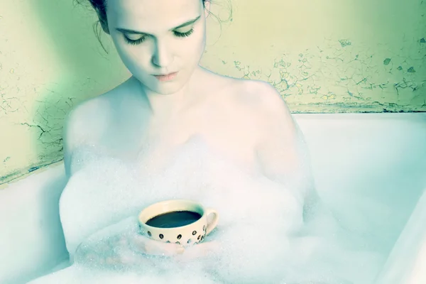 Vrouw in de badkamer. ontspannen met koffie — Stockfoto