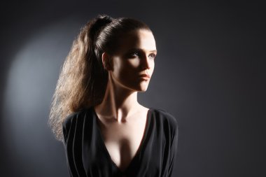 moda kadın saç modeli. at kuyruğu ile genç model