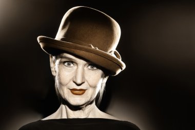 zarif kadın kıdemli şapkalı