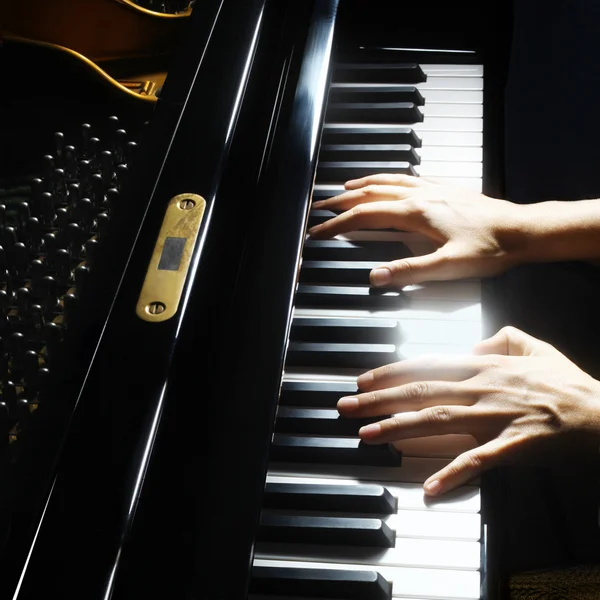 Piano mains pianiste jouer — Photo