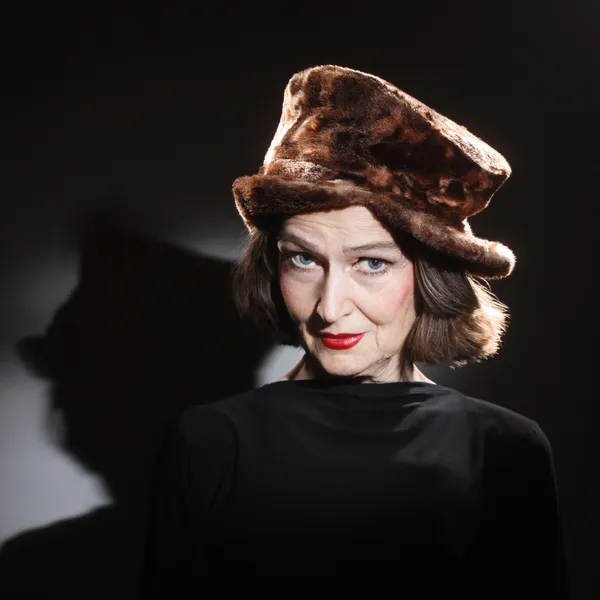 Femme âgée en hiver chapeau mode — Photo