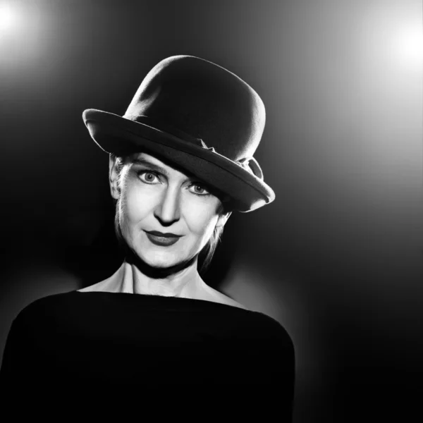 Mujer en sombrero elegante Retrato blanco y negro — Foto de Stock