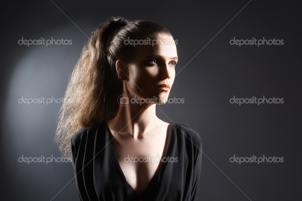 Coiffure De Mode Femme Jeune Mannequin Avec Queue De Cheval