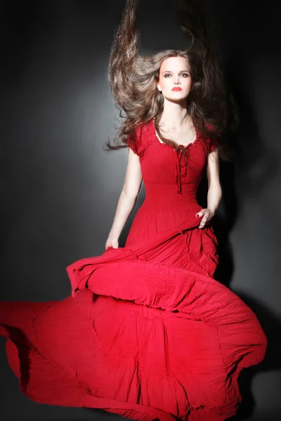 빨간 드레스에서 패션 여자 — 스톡 사진