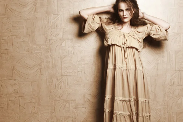 Vrouw in beige vintage jurk — Stockfoto