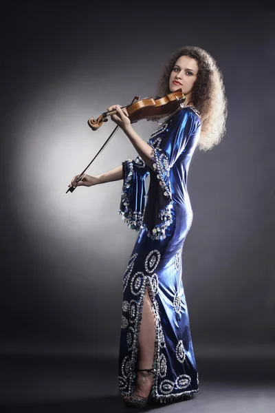 Houslista umělec s housle — Stock fotografie