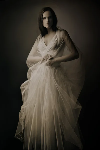 Elegancka kobieta w białej sukni moda model — Zdjęcie stockowe
