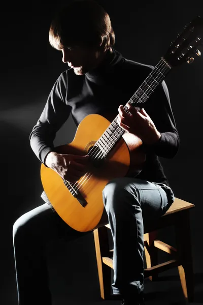 Guitarrista acústico tocando —  Fotos de Stock