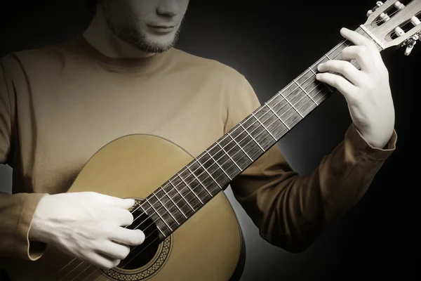 Guitarra acústica tocando detalles — Foto de Stock