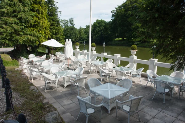 Coffee shop cafe by a lake — Stock Photo, Image