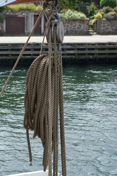 Cables y poleas náuticas en un velero —  Fotos de Stock