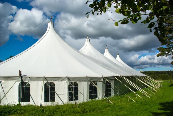 Büyük beyaz partisi çadır — Stok fotoğraf