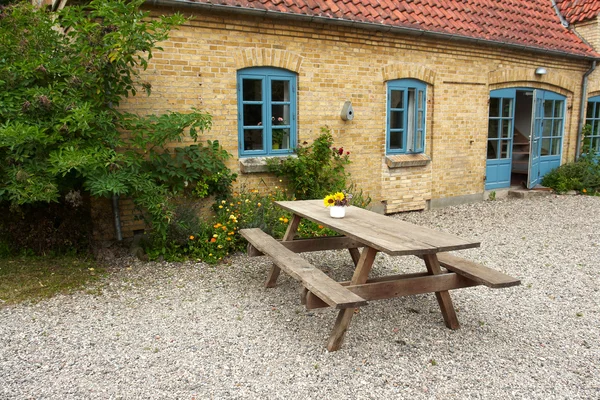 Drewniane meble ogrodowe - biorący odpoczynek — Zdjęcie stockowe