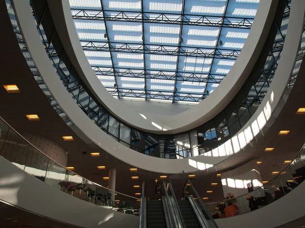 Architektonické abstraktní skleněnou střechou strop — Stock fotografie