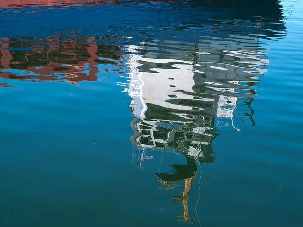 青い水の波紋の背景 — ストック写真